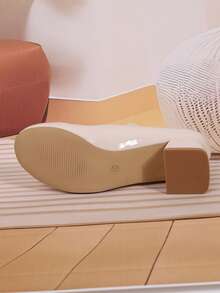 亮面漆皮粗跟圆头玛丽珍鞋，女士秋冬度假风踝带金属扣尖头高跟鞋，通勤及户外时尚高跟鞋，促销