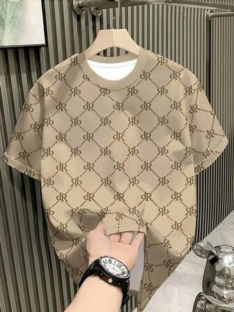 男士大码休闲短袖T恤 - 透气柔软的涤纶针织面料，英文字母印花设计，黑色圆领宽松版型，适合家庭聚会和日常穿着