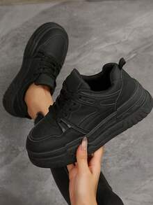 新款百搭女士休闲运动鞋，小众舒适休闲鞋，学生厚底运动鞋，黑色时尚鞋
