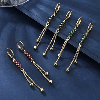 一对优雅的18K镀金铜耳环，配有3个色彩缤纷、闪亮的立方氧化锆流苏，有蓝色、绿色和红色可选，适合日常佩戴和派对场合。