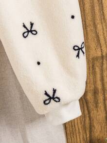 Kleine Mädchen Niedliches, flauschiges Set: Bluse mit Spitzenkragen und warme Hose mit Schmetterlingsmuster – einfach bezaubernd und süß. Perfekt für entspannte Stunden zu Hause am Wochenende.