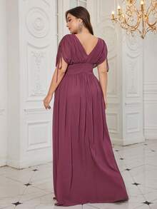 Vestido de dama de honor de gasa con cuello en V profundo, cintura ceñida, mangas tipo murciélago, cruce con volantes y abertura alta en el bajo - Rojo violeta - Ver 2