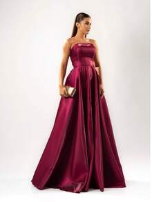 Glamour In Zibeline. A Party Dress With The Luxurious Shine And Texture Of The Fabric, Highlighting The Strapless Design With A Sweetheart Bust And The Sensuality Of The Maxi Side Slit. A Striking Choice. Simple, Elegant Party Dress. Ruched. Zipper. Backless. Formal And Evening Wedding Dress. - 紅木色 - 查看 1