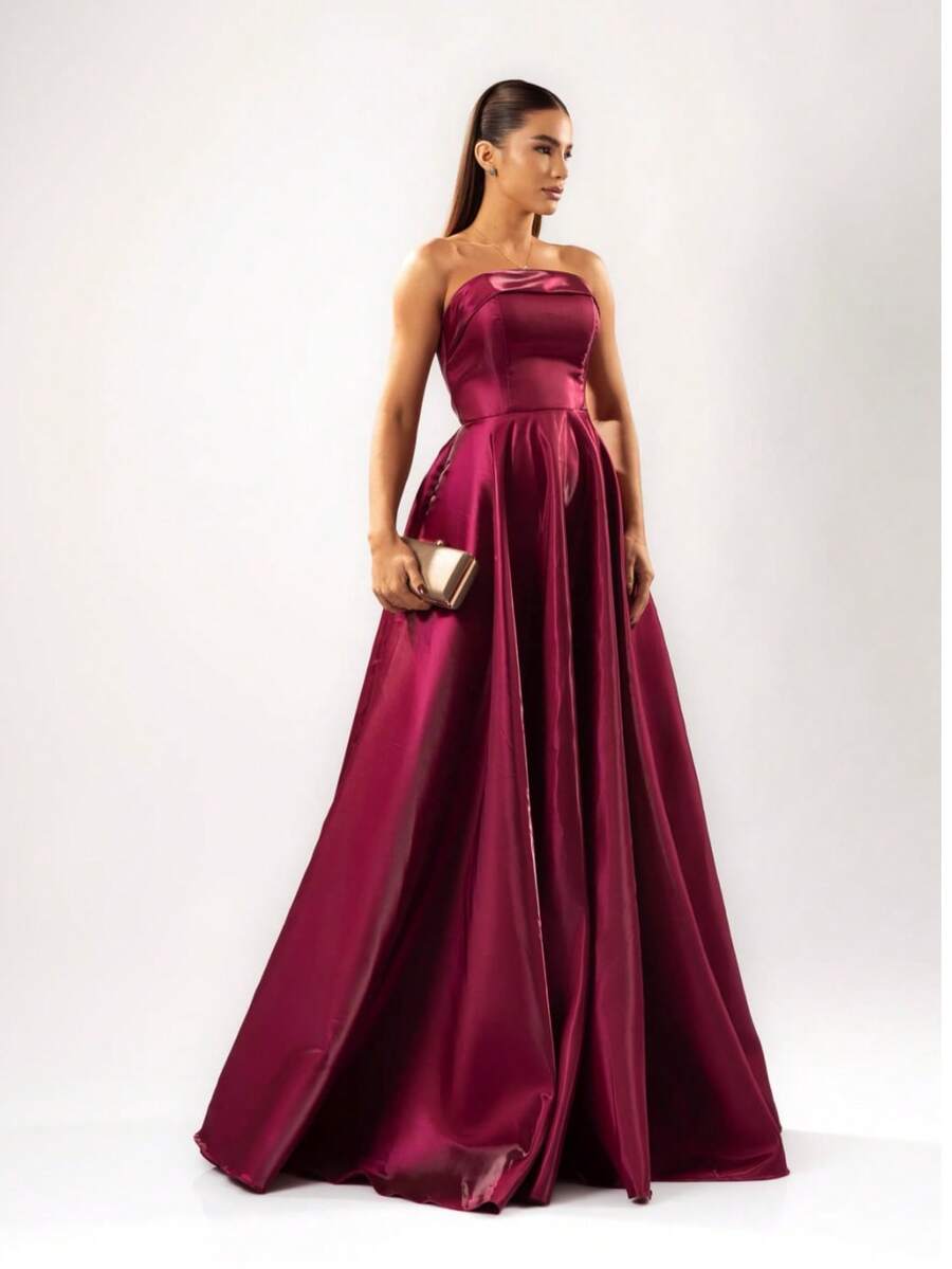 Glamour In Zibeline. A Party Dress With The Luxurious Shine And Texture Of The Fabric, Highlighting The Strapless Design With A Sweetheart Bust And The Sensuality Of The Maxi Side Slit. A Striking Choice. Simple, Elegant Party Dress. Ruched. Zipper. Backless. Formal And Evening Wedding Dress. - 紅木色 - 查看 1