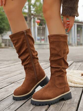 Bruna knähöga stövlar, västerländska damstövlar med plissering över knäna, slip-on-design, mocka, bekväm platt klack, elegant och mångsidig, höst/vinter
