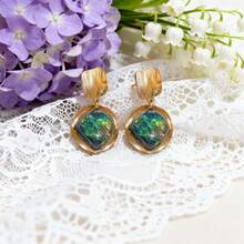 Un par de pendientes elegantes y sencillos de color oro claro, con un diseño elegante y único, ligeros y delicados, adecuados tanto para el uso diario como para diversas fiestas y ocasiones de boda. Estos encantadores pendientes son apropiados para todas las estaciones, convirtiéndolos en el accesorio perfecto para fiestas y un adorno de moda y único, un regalo pensado para mujeres.