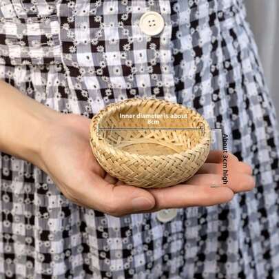 Cesta tejida de bambú y verde de doble capa con mini nueces pequeñas dispuestas en forma de bandeja para hacer adornos, accesorio decorativo artesanal, diseño elegante y funcional, perfecto para ambientar mesas y vitrinas, recomendado para eventos y festejos.