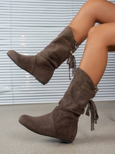 大码女式系带后跟平底中筒靴，黑色绒面圆头修身靴，西式风格，带扣和侧拉链，金属孔眼，适合度假