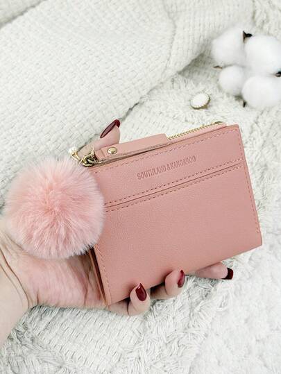 SOUTHLAND&KANGAROO Con un encanto de pompón, cartera pequeña con detalles de letra, billetera plegable, billetera delgada para mujer, ligera y portátil, estuche para tarjetas de crédito y llaves, billetera corta, linda y moderna, regalo de cumpleaños, Navidad, aniversario para mujeres, niñas, damas, femeninas, útiles escolares para la escuela, dormitorio y vuelta al colegio