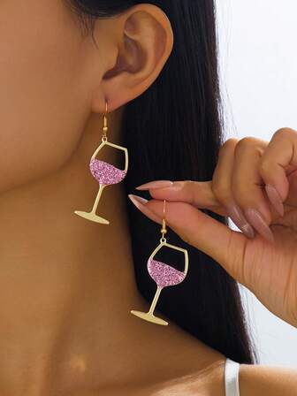 一对优雅的酒杯造型耳环，时尚女式配饰，适合派对、宴会和日常佩戴，是送给朋友的绝佳礼物。