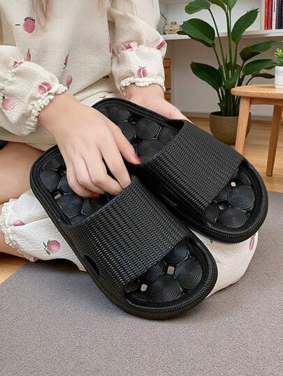 Damtofflor i plusstorlek med bred passform, Damtofflor, Plusstorlekar, Extra stora, Badrumstofflor, Enkla, avslappnade, andningsbara damtofflor, Moderiktiga, ihåliga, andningsbara damskor, Nya, öppna, slip-on-tofflor i EVA-plast, andningsbara badrumsskor, Damtofflor i plast, Damskor, Plasttofflor, Sandaler, Halkfria, tysta rumstofflor, Nya lätta damtofflor, slip-on-skor, Svarta skor, Höst-/vintermode, inomhustofflor, Julklapp, Halloweenklapp