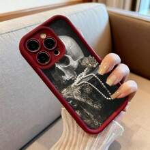 Cubierta de telefono con diseño de calavera y perlas negra para iPhone 14 Pro Max estilo gótico elegante para uso diario y ocasiones especiales - Burdeos - Ver 6