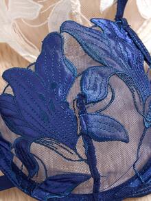 Bộ 3 món EverydayBra dành cho nữ, chất liệu mềm mại, thoải mái, thêu họa tiết hoa ly và trái tim, gồm áo ngực, áo crop top và quần lọt khe, hỗ trợ hai bên hông, tạo cảm giác thoải mái khi mặc ở nhà. - Màu xanh lam - Xem 6