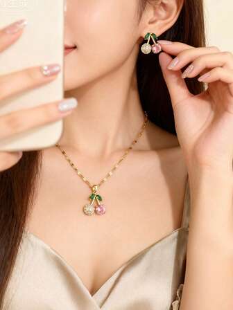 Un set/Dulce y elegante, conjunto de collar y pendientes de cerezo rosa, cadena de acero de titanio, colgante y pendientes chapados en oro de 18k, joyería para mujeres, conjunto de joyería femenina, adecuado para banquetes, accesorios femeninos, regalos, regalos del Día de San Valentín, uso diario, sin caja de regalo