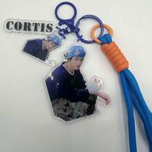 GO! 时尚 你想要的 COER JAMES JUHOON MATIN SEINGHYEON KEONHO 钥匙扣、挂件、吊坠，适用于衣服、包包、车钥匙 - 创意可爱派对装饰，理想的圣诞礼物、情人节礼物、生日礼物 - 彩色 - 查看 13