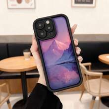 Cubierta de teléfono con borde negro diseño de montaña al atardecer en tonos rosados y púrpuras para uso diario en cafeterías y espacios urbanos Aplicable a los teléfonos de la serie Apple y Galaxy - Burdeos - Ver 3