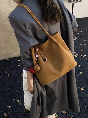 1个暖棕色仿麂皮单肩包，复古可爱风格，大容量通勤包，毛绒球装饰，适合都市女性，日常通勤/休闲外出