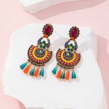 زوج من أقراط معلقة يدوية مزخرفة بنقوش هندسية ملونة وخرز، بتصميم بوهيمي عتيق، مناسبة لحفلات الموسيقى والشواطئ والاستخدام اليومي لإنشاء أساليب فريدة. مصنوعة يدويًا، قد تختلف قليلاً في الشكل واللون وموضع النمط.