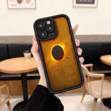 Cubierta de teléfono con borde negro y diseño de eclipse solar en tonos dorados para uso diario en cafeterías Aplicable a los teléfonos de la serie Apple y Galaxy - Burdeos - Ver 3