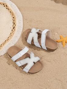 Un par de sandalias de niños de moda, nuevas sandalias cómodas y de suela suave para niños 2025, sandalias de estilo bohemio con bloques de color multicolor, sandalias adecuadas para fiestas casuales de vacaciones, sandalias con hebilla de metal cosida de moda - Blanco - Ver 2