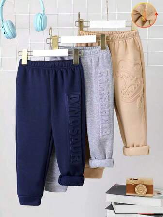 3双装男童休闲校园风舒适时尚百搭袜子，采用3D立体字母和恐龙印花设计，面料柔软厚实，适合运动和秋冬季穿着。