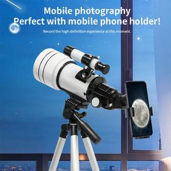 这款F30070天文望远镜拥有150倍变焦，提供三种款式和多种颜色供您选择。它是一款便携式户外旅行专业天文望远镜，配备手动调焦和便携式三脚架，适用于观测星空和月亮。它既是一件精美的家具和装饰品，也是一份完美的节日礼物。