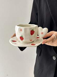 1 pieza Adorable juego de taza y platillo de cerámica pintada a mano - con asas en forma de corazón, diseños de fresa y florales, perfecto para café, té, decoración del hogar y como regalo