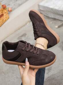 时尚复古咖啡色纯色德国训练运动鞋，多功能运动鞋，适合日常休闲穿着、户外徒步、跑步锻炼、网球、高尔夫等运动。鞋面采用PU材质，穿着舒适；橡胶鞋底耐磨防滑，四季皆宜。 - 咖啡棕 - 查看 3