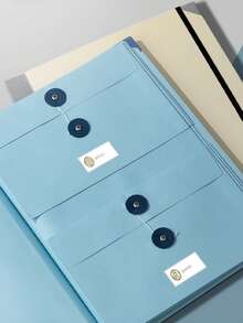 这款便携式文件收纳包/活页夹让您轻松整理重要文件。它设有多个口袋、弹性封口和实用的文件标签。适用于存放信件、护照、照片，并可容纳各种尺寸的信封，有效防止文件丢失。