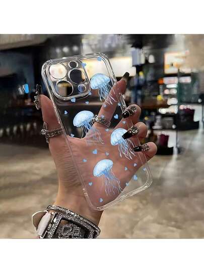 El estuche de teléfono de medusa azul soñadora ofrece un agarre cómodo y protege eficazmente su teléfono de caídas y golpes. Es compatible con varios modelos de , incluyendo casos de 161514131211 Pro MaxPlusX87, lo que lo convierte en un popular regalo de cumpleaños para amigos o parejas, así como un regalo empresarial. Es duradero, resistente a las manchas y a las huellas dactilares, con un diseño de gel de TPU transparente de alta calidad para protección contra caídas.