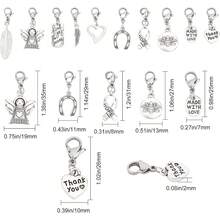 1 caja de 40 unidades de 10 estilos de aleación de plata envejecida, colgante de ángulo de la guardia, alas de corazón, cinta ovalada estilo tibetano con cierres de pinza de langosta para hacer joyas y manualidades - 1 - Ver 2