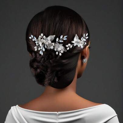 一套仿珍珠和玻璃水钻发夹和梳子套装，适用于婚礼、派对、新娘盘发造型。