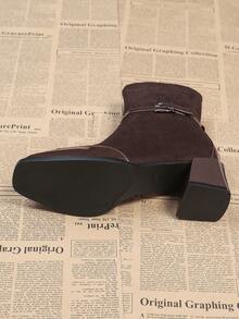 2025秋冬新款复古法式英伦风棕色方头麂皮短靴，侧拉链修身粗跟搭扣时尚连衣裙靴，酒红色鞋跟