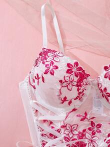 Bộ đồ 2 món dành cho nữ, gồm áo croptop ren thêu thắt nơ bên hông và quần lót tam giác cùng màu. Áo được làm từ chất liệu ren cùng màu với thiết kế tinh tế, tối giản, tạo nên vẻ ngoài thời trang. - Đỏ - Xem 4