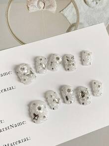 Un ensemble de faux ongles faits à la main avec une base scintillante en argent et diamants étincelants, présentant un style unique et minimaliste adorable pour toutes les femmes. Convient pour les rassemblements, les anniversaires, les fêtes et autres occasions. - Multicolore - Voir 11