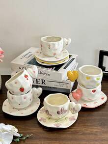1 pieza Adorable juego de taza y platillo de cerámica pintada a mano - con asas en forma de corazón, diseños de fresa y florales, perfecto para café, té, decoración del hogar y como regalo