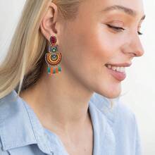 زوج من أقراط معلقة يدوية مزخرفة بنقوش هندسية ملونة وخرز، بتصميم بوهيمي عتيق، مناسبة لحفلات الموسيقى والشواطئ والاستخدام اليومي لإنشاء أساليب فريدة. مصنوعة يدويًا، قد تختلف قليلاً في الشكل واللون وموضع النمط.