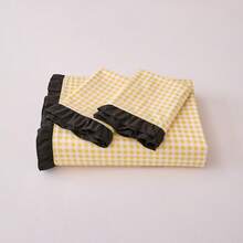 三件套黄色格子被套，黑色荷叶边 - 100% 涤纶柔软透气面料，布丁黄黑花卉图案，拉链封口，包含 2 个枕套和 1 个被套，多种尺寸可选，适用于卧室、客房、宿舍，四季皆宜，节日礼物