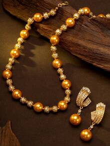 Conjunto de collar y aretes de perlas doradas, conjunto de joyas de lujo vintage con rhinestones y perlas, collar de perlas + aretes de perlas, conjunto de joyas de alta gama para eventos formales. Conjunto de joyas de perlas doradas y rhinestones con estilo vintage, accesorios de fiesta únicos para ocasiones formales: en galas occidentales de alta gama, cenas benéficas vintage, este conjunto de joyas de perlas doradas y rhinestones proporciona un aspecto lujoso y retro-chic, combinado con un vestido de noche de terciopelo o un vestido largo dorado.