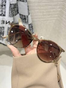 1 Cặp kính thời trang nữ gọng tròn màu vàng nâu trong suốt, chất liệu nhựa và kim loại, phù hợp để đeo hàng ngày, chụp ảnh đường phố, dự tiệc độc thân, đi biển, làm phụ kiện mùa hè, phối đồ hẹn hò, phụ kiện thời trang. - 1 khung trà trong suốt đôi trà - Xem 6