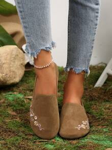 女士经典刺绣平底便鞋，四季皆宜