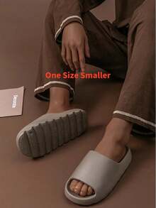 Herren bequeme Slide Sandalen, Sommer Outdoor rutschfeste Plateau Komfort Pantoffeln, eine Nummer kleiner