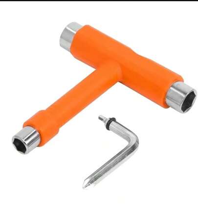 TODO EN UNO: La herramienta de skate tipo T tiene todo lo que necesitas para apretar o reparar tu patineta o monopatín. Funciona con todo tipo de monopatines y tablas largas, ideal para cambiar ruedas o limpiar rodamientos con facilidad.  INCLUYE: 3 tamaños de llaves de vaso (3/8", 1/2", 9/16") y un destornillador de cabeza estándar que se ajusta perfectamente a la parte superior del mango cuando no está en uso.  FÁCIL DE LLEVAR: Su diseño ligero (0.39 oz) permite transportarla fácilmente en tu mochila o bolsillo, brindándote acceso rápido y práctico en cualquier momento.  MATERIALES PREMIUM: Fabricada con acero de alta calidad y cubierta plástica ergonómica para un agarre cómodo, resistente y duradero.  GARANTÍA: Calidad garantizada. Si no quedas 100% satisfecho, cuentas con una garantía de reembolso de 30 días. ¡No esperes más!