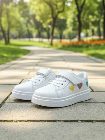 1双儿童/青少年韩版休闲白色运动鞋，心形PU装饰，柔软布内衬，设计时尚，柔韧橡胶鞋底，适合男孩女孩日常穿着，外出、聚会、春夏秋季皆宜。