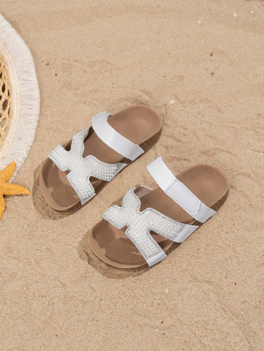 Un par de sandalias de niños de moda, nuevas sandalias cómodas y de suela suave para niños 2025, sandalias de estilo bohemio con bloques de color multicolor, sandalias adecuadas para fiestas casuales de vacaciones, sandalias con hebilla de metal cosida de moda - Blanco - Ver 1