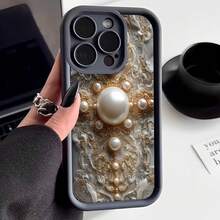 Cubierta de teléfono elegante con diseño de perlas y bordado dorado en tono gris oscuro para iPhone 14 Pro Max estilo vintage femenino ideal para uso diario y eventos especiales - Blanco - Ver 1