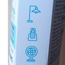 Tipo de producto: Extensión eléctrica para uso en el hogar.  Voltaje nominal: 127 V~.  Tipo de clavija: Tipo B (polarizada con puesta a tierra).  Receptáculos: 3 salidas polarizadas para conectar diversos dispositivos eléctricos.  Tapa de protección: Protege las conexiones, evitando el contacto accidental.  Material del cable: Recubierta de PVC autoextinguible, resistente al calor y diseñada para evitar la propagación del fuego.  Clavija plana: Ideal para espacios reducidos, permitiendo una instalación práctica y discreta detrás de muebles o electrodomésticos.  Uso recomendado: Línea doméstica, perfecta para conectar aparatos eléctricos de uso diario como lámparas, televisores, cargadores y equipos pequeños. - Tipo de Enchufe A USA (110-127V) - Ver 5