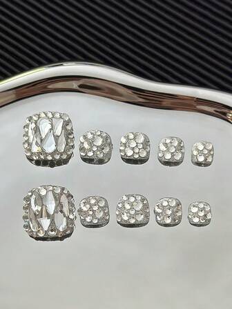 เล็บเท้าปลอมทรงสี่เหลี่ยมทำด้วยมือสีเงิน ตกแต่งด้วยพลอยหลังแบนแวววาวหลากรูปทรง สำหรับผู้หญิง เล็บเท้าปลอมแบบทำมือแบบครอบคลุมทั้งหมด 10 ชิ้น