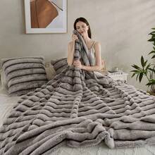 This Is A Thick, Double-Layered Faux Rabbit Fur Blanket, Perfect For Winter Warmth. Made With Double-Layered Fabric, It's Suitable For All Seasons. Available In King/Queen Size For Single Or Double Use. Soft, Comfortable, And Machine Washable. Ideal For Bedrooms, Sofas, Offices, Car Travel, And More. A Versatile Blanket, Thick Shawl, Pet Blanket, Birthday Gift, Halloween Gift, And Christmas Gift. - màu trắng sữa - Xem 6
