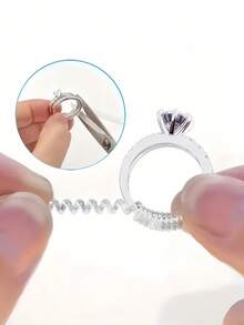 一套4个不同尺寸的戒指尺寸调节器，几乎适用于任何戒指。透明硅胶材质，隐形隔片，可轻松调节戒指尺寸，无需改变戒指本身大小。男女皆宜的珠宝配饰。